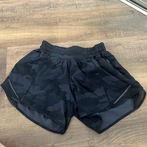 Lululemon black camo hotty hot shorts 4” inseam size 0 or 2